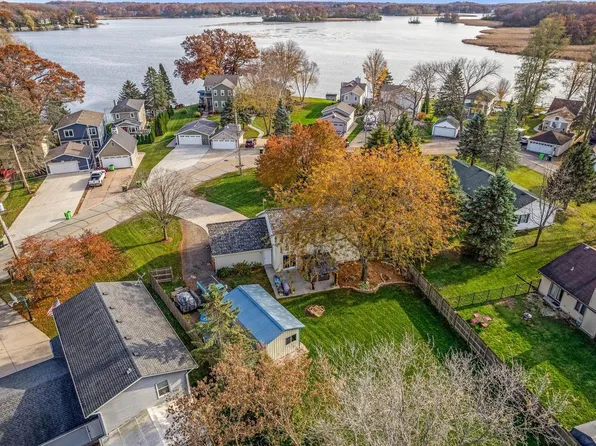 6414 North Tichigan ROAD, Waterford, WI 53185