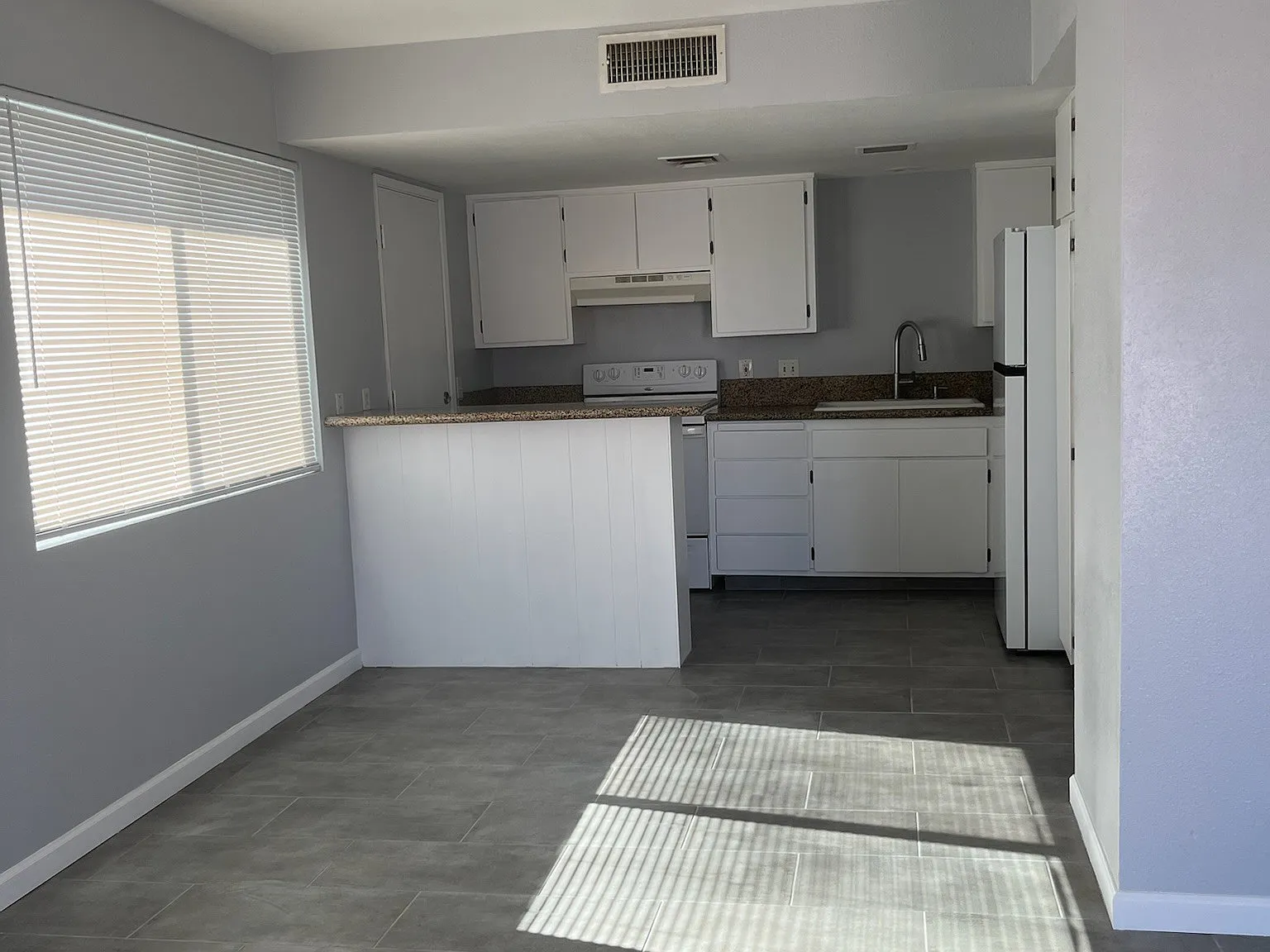 2 bed, 700 sqft, $1,000 — Photo 2