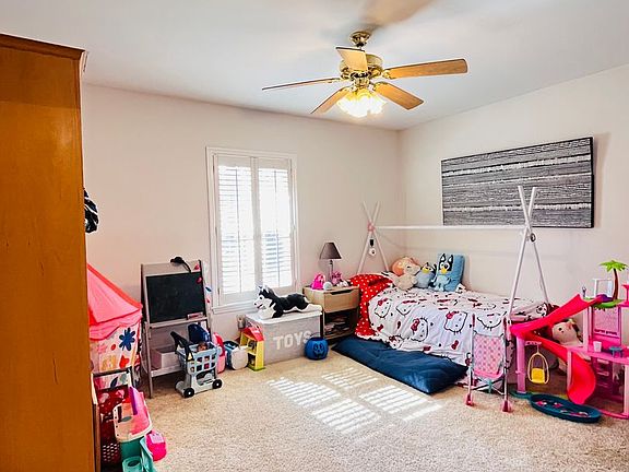 5th image of 1000 Cherry Laurel St