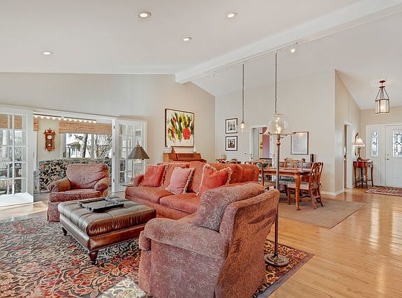 4th image of 17 Cornell Dr