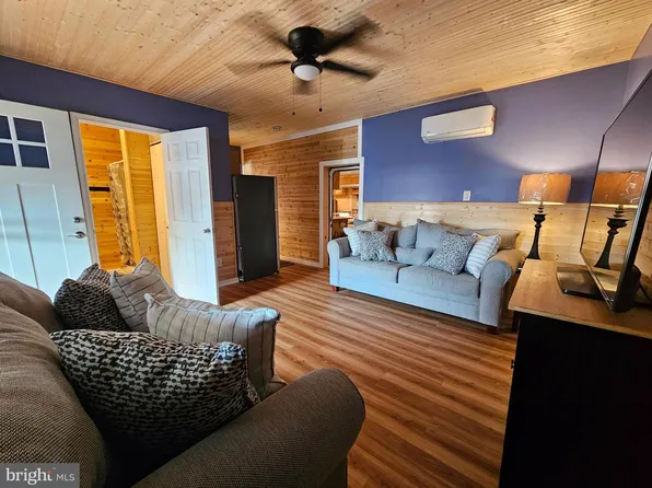 3 Yogi Bear Blvd, Falling Waters, WV 25419