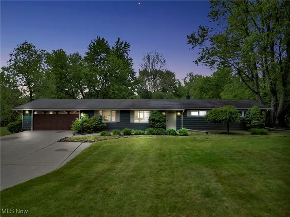 8620 Beacon Hill Dr, Chagrin Falls, OH 44023