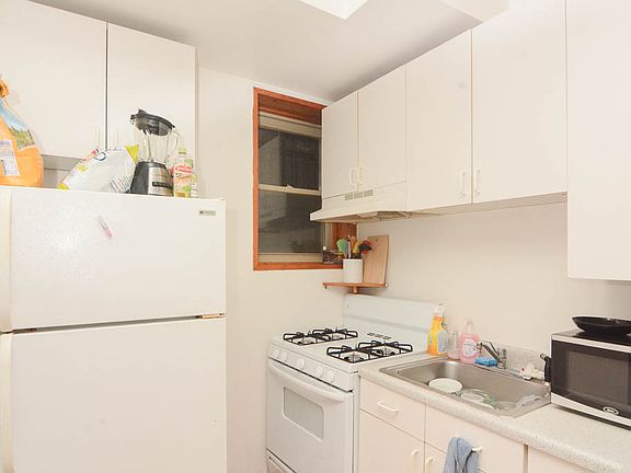 2nd image of 1307 N Greenview Ave APT 1F