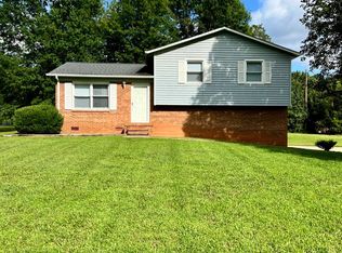 5525 Remington Point Dr, Walkertown, NC 27051