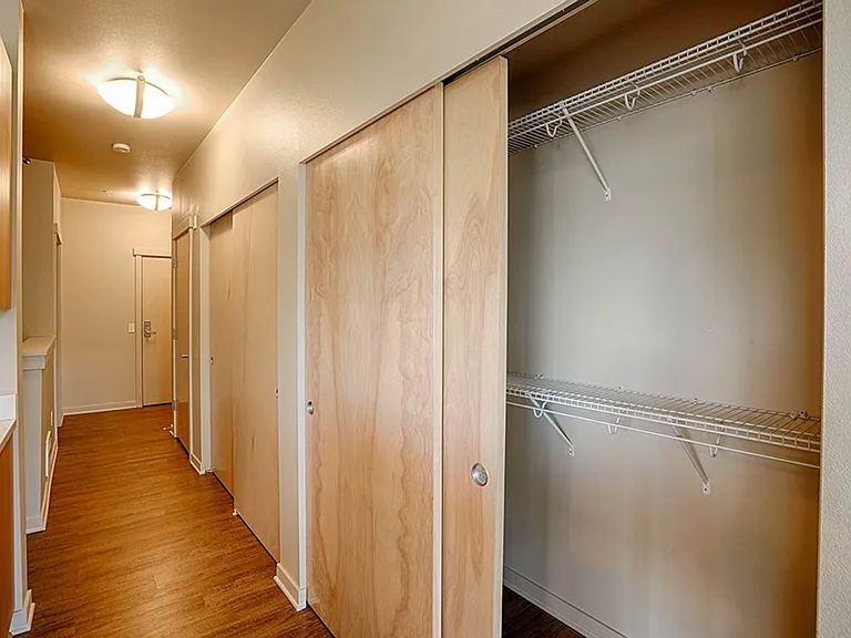 Saxe Apartments — Photo 13
