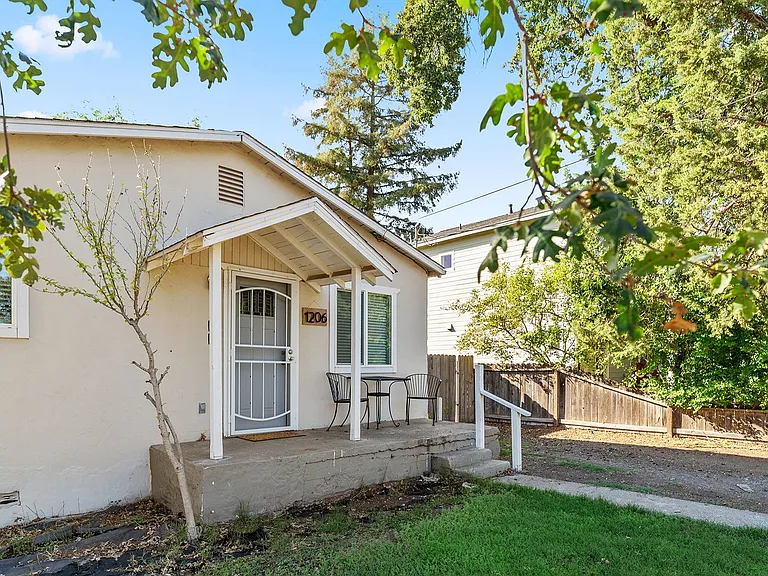 1206 Guill St — Photo 2
