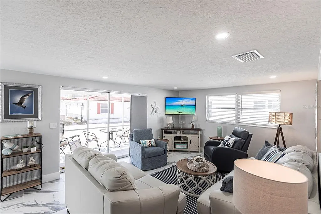 2 bed, 1.0 bath, 836 sqft, $8,370 — Photo 2