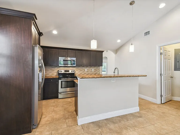 2321 W Beach St — Photo 13