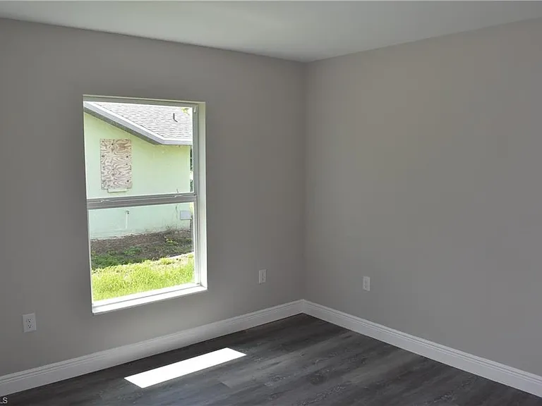 20217 Renwick Ave — Photo 22