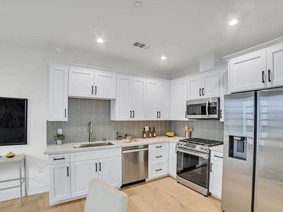 3rd image of 13889 Graber Ave