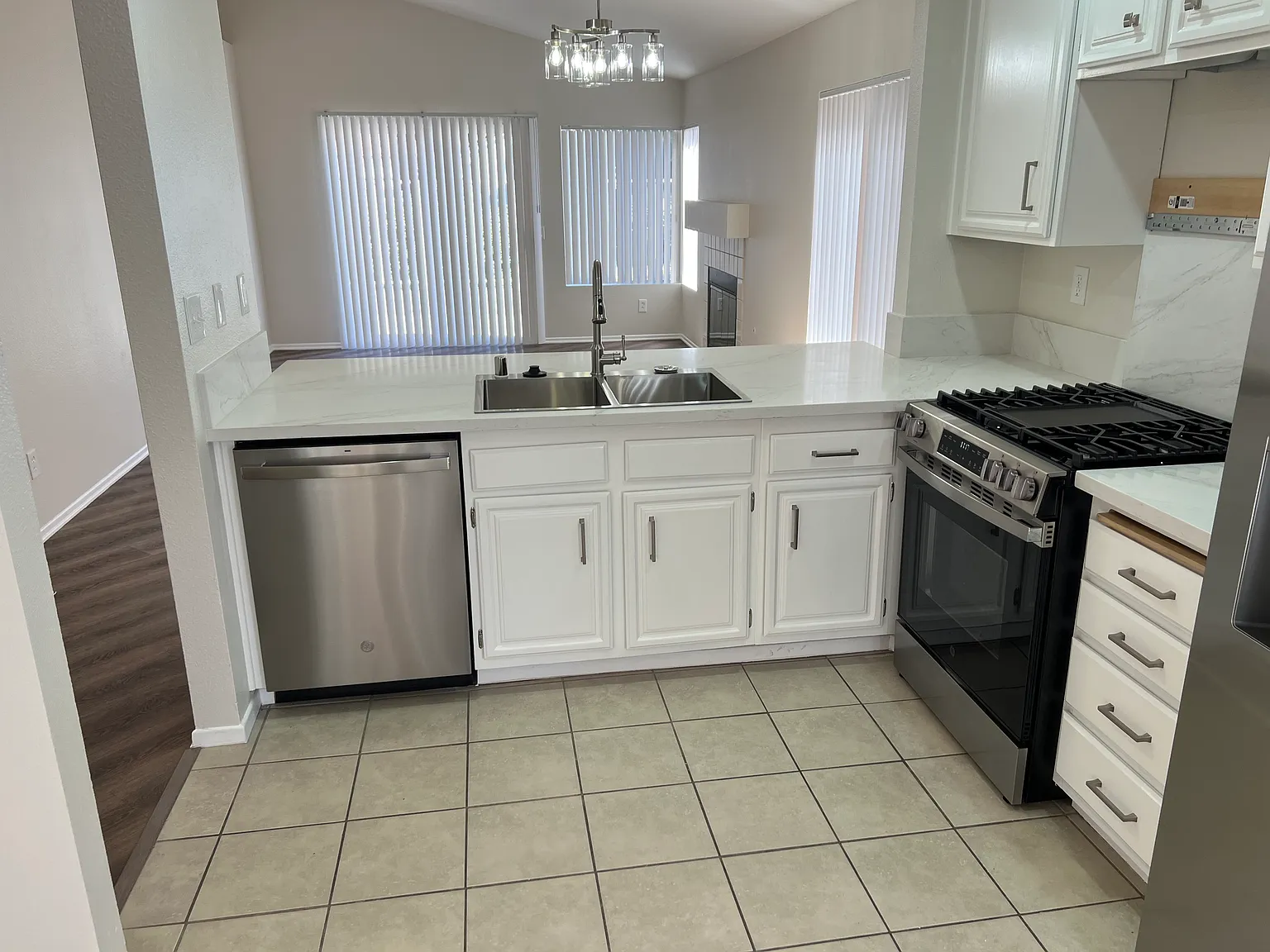 3 bed, 1189 sqft, $3,900 — Photo 4