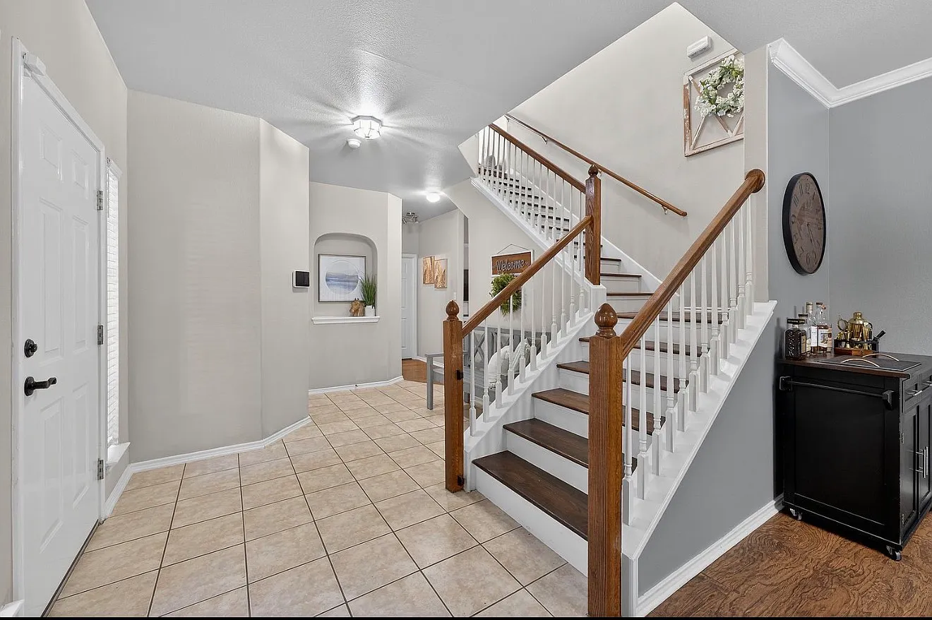 3 bed, 2806 sqft, $2,500 — Photo 2