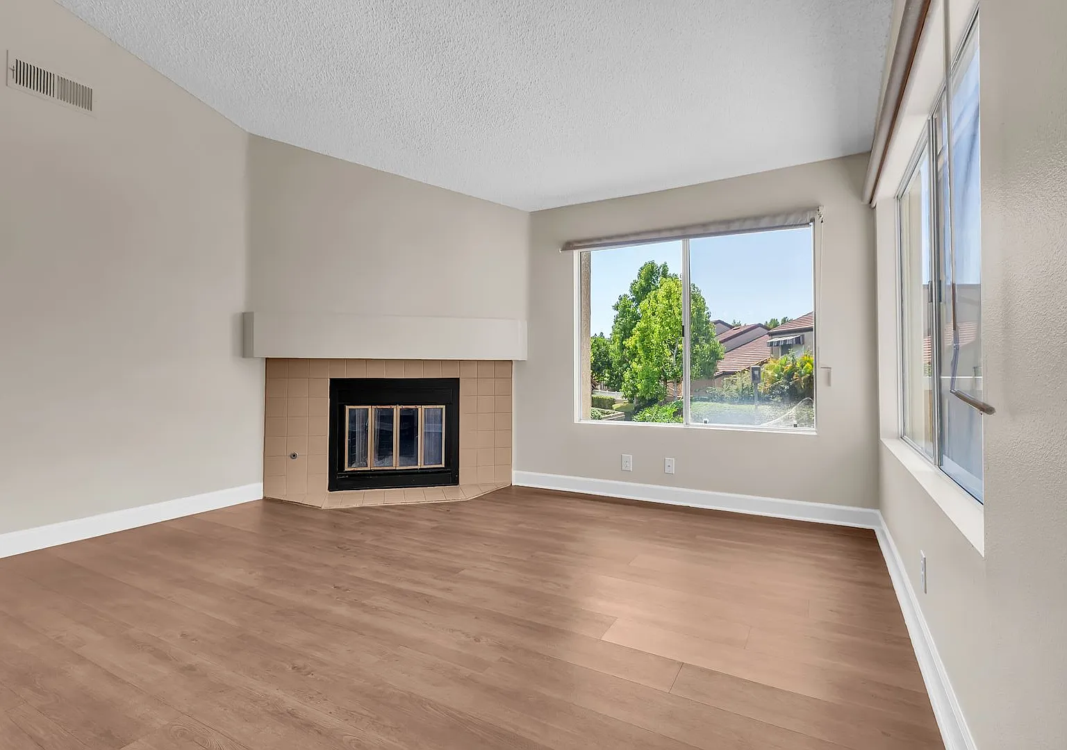 89 Stanford Ct — Photo 4