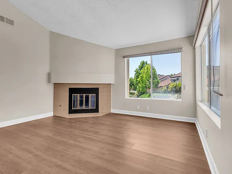 89 Stanford Ct — Photo 4