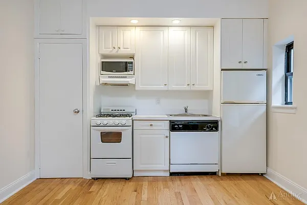 Rented by Anchor Associates | media 8