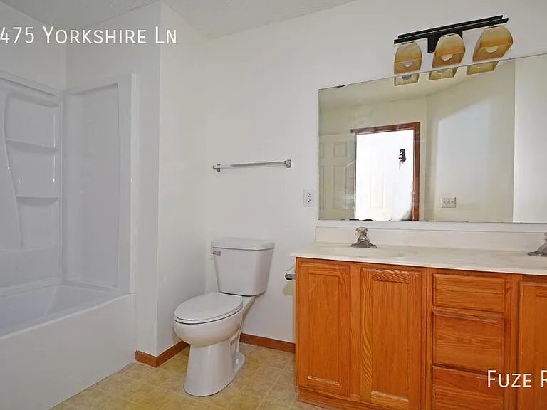 1475 Yorkshire Ln — Photo 13