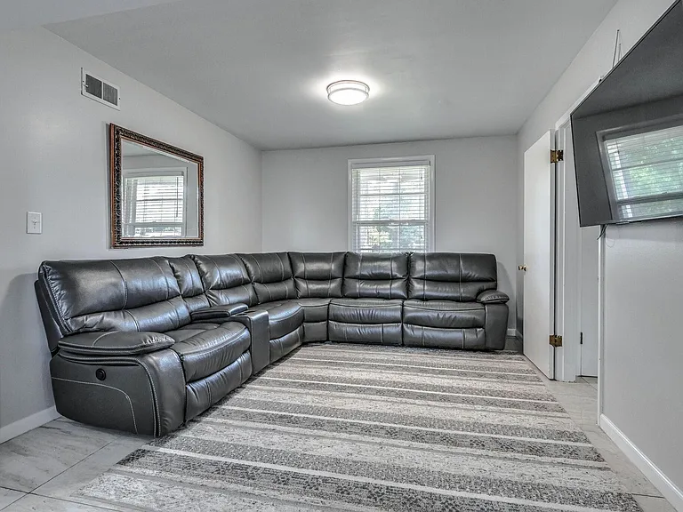 655 Harding Pl — Photo 23