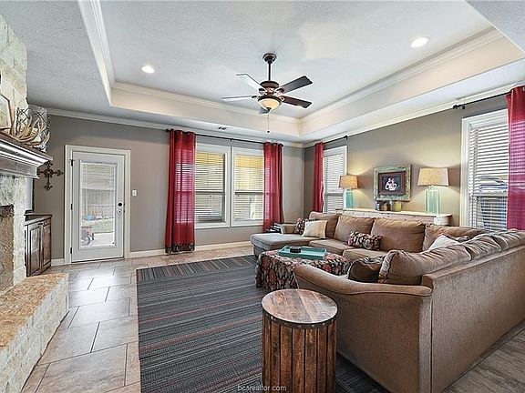 3rd image of 3920 Devrne Dr