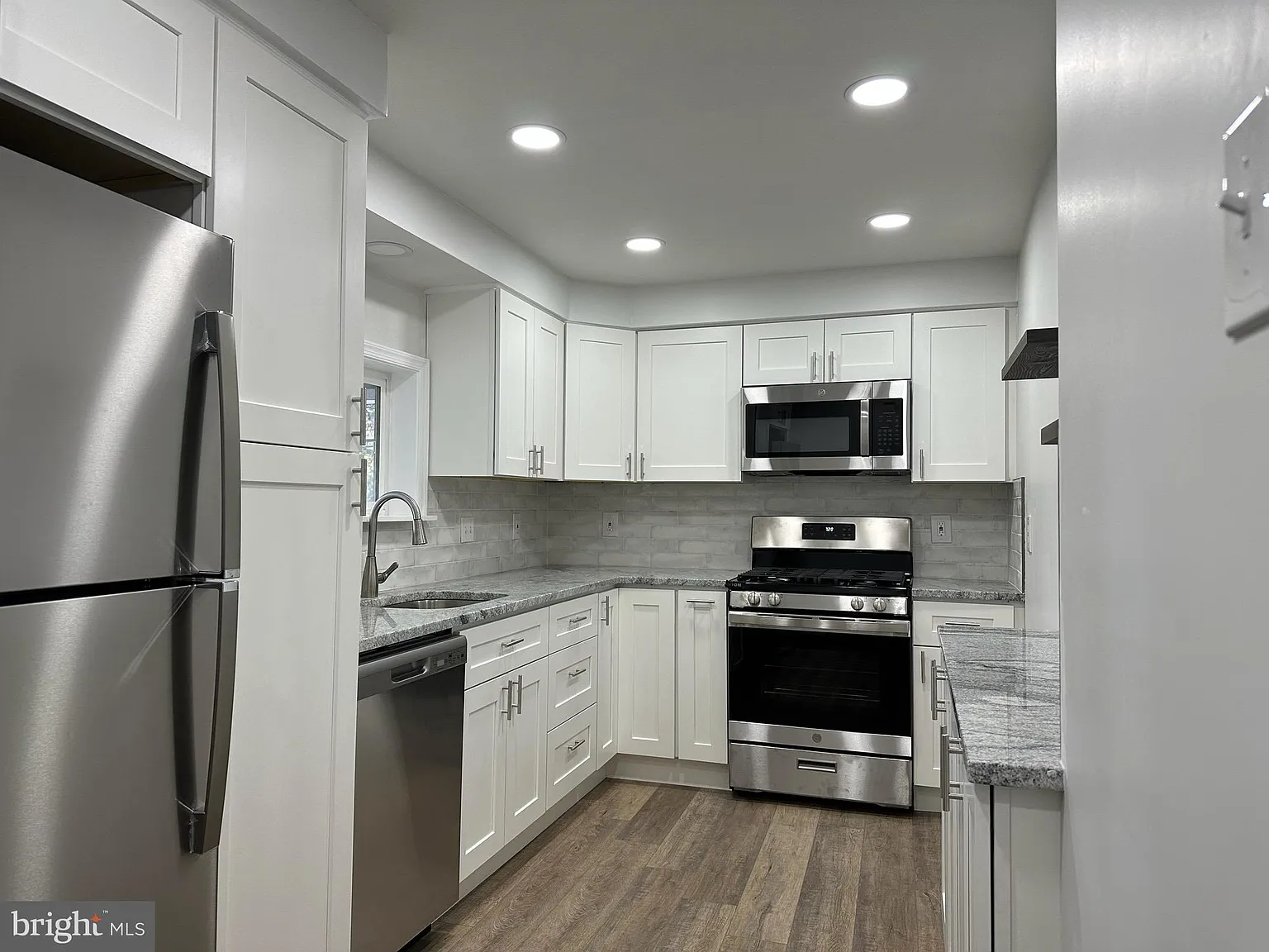 4 bed, 2020 sqft, $2,700 — Photo 4