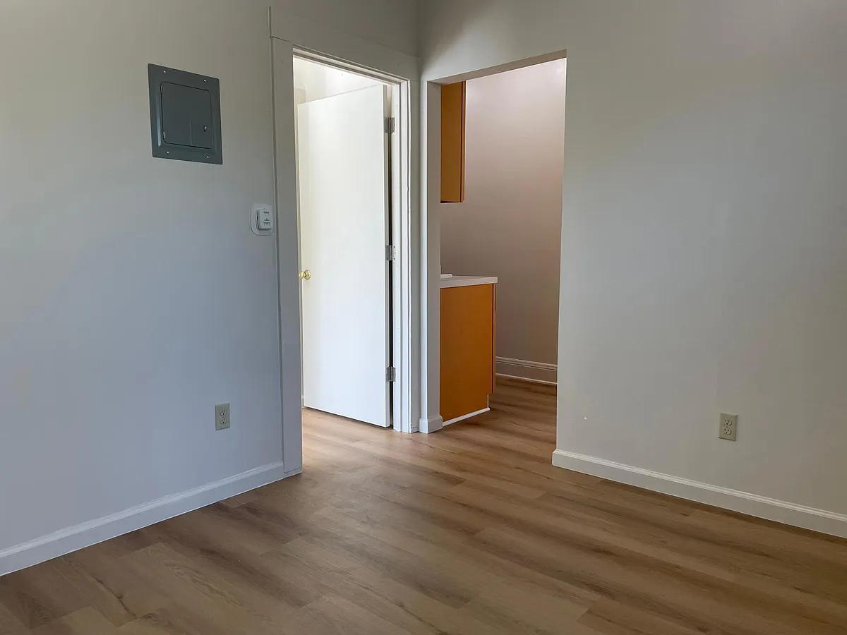 Building Photo - 2720 Elmwood Ave #SD