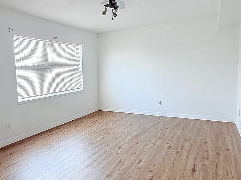 1000 S Semoran Blvd — Photo 9