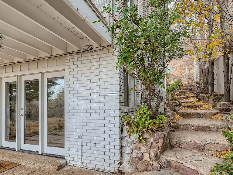 1045 Gilbert St — Photo 23