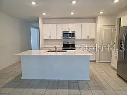6 bed, 3.0 bath, 3362 sqft, $3,100 — Photo 2