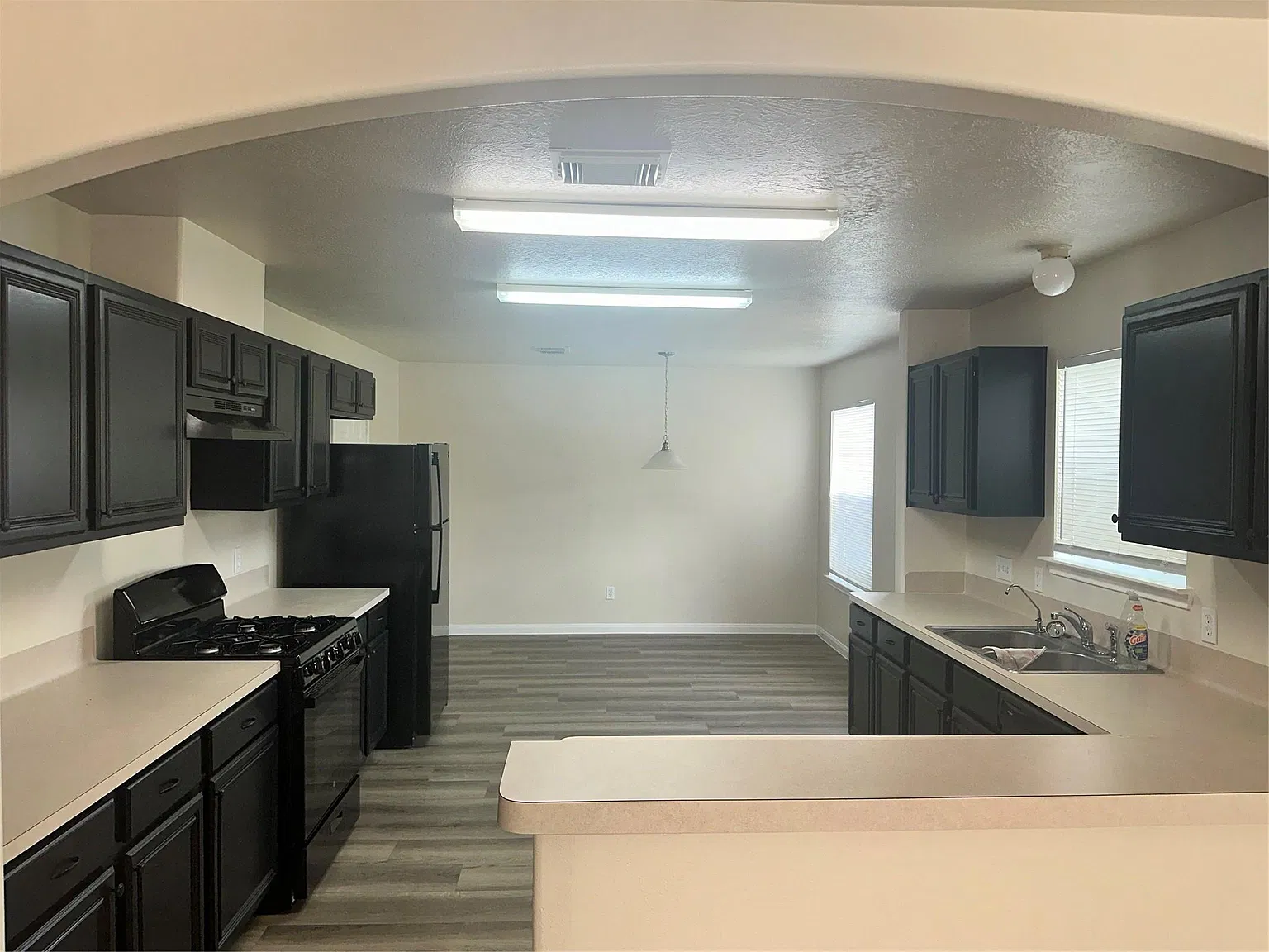 4 bed, 2.5 bath, 2320 sqft, $2,000 — Photo 4