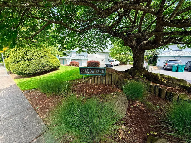 Large 980sq. 1 bedroom apartment with attached garage plus 1 parking space — Photo 2