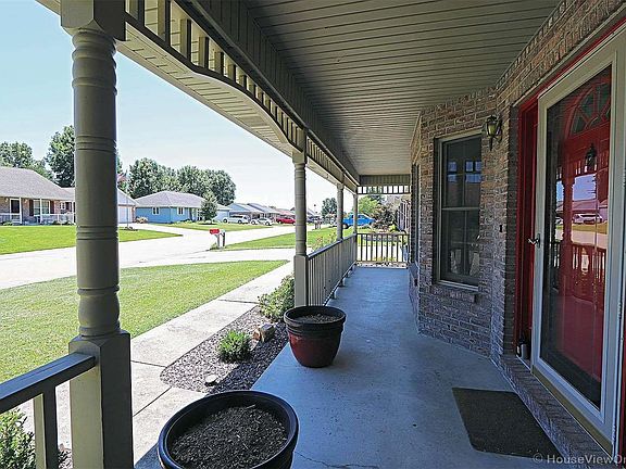 3rd image of 1425 Primrose Ln