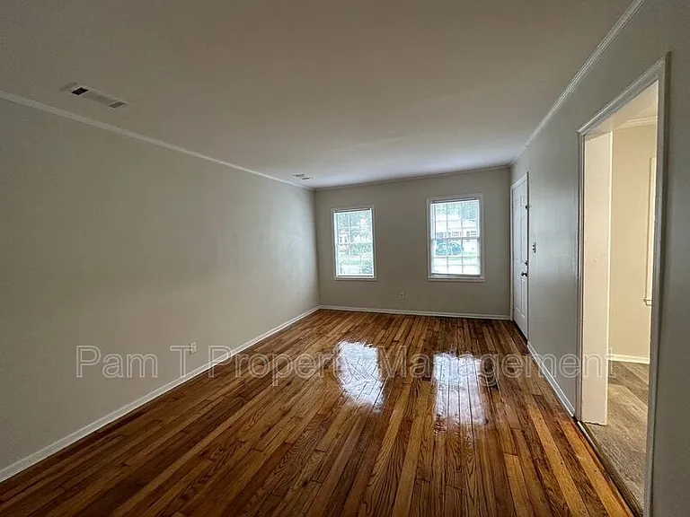 1130 E 53rd St — Photo 5