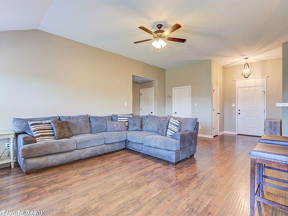 5th image of 204 Cambridge Dr
