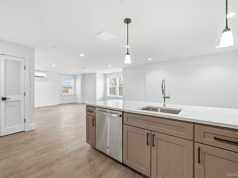 180 Deer Park Ave #301 — Photo 8