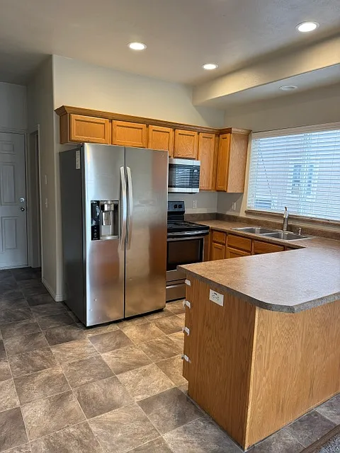 3 bed, 2.5 bath, 2175 sqft, $2,300 — Photo 3