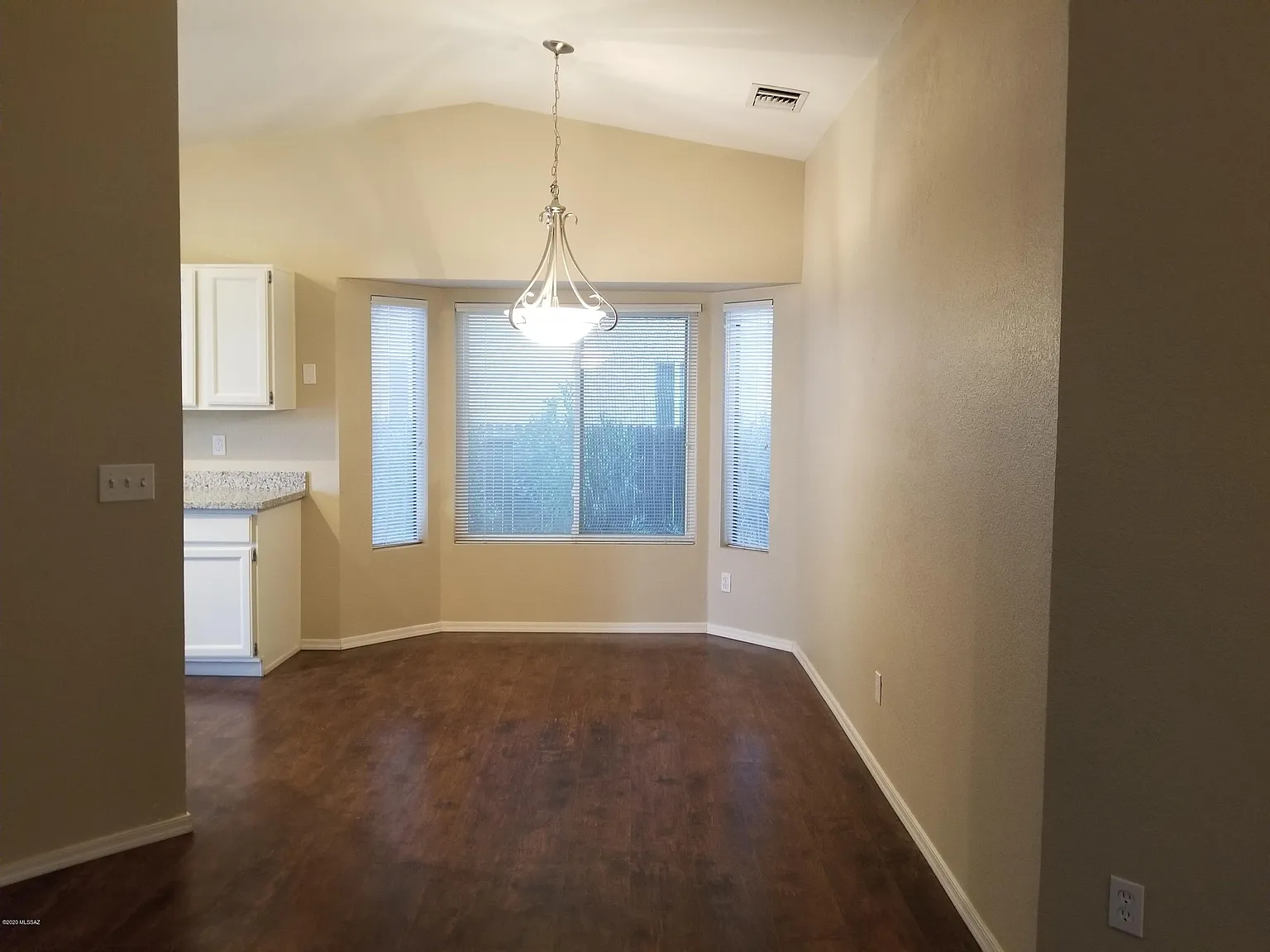 3 bed, 2.0 bath, 1303 sqft, $1,595 — Photo 3