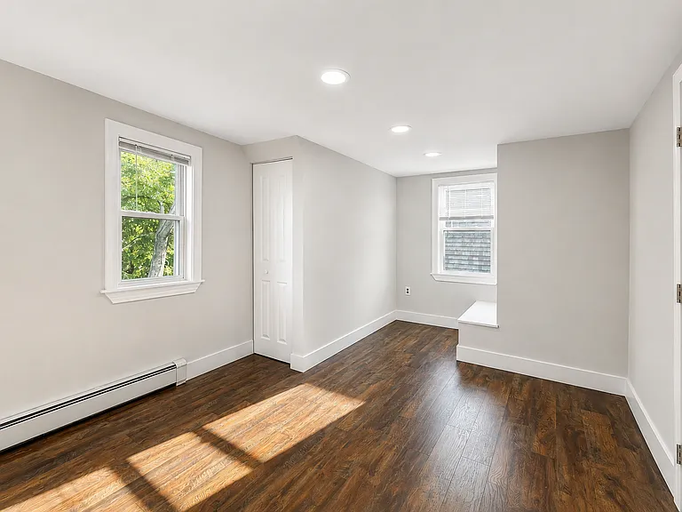 31 Adrian St — Photo 13
