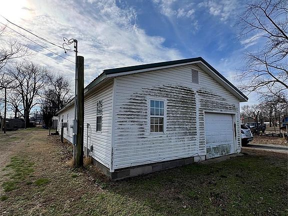 3rd image of 303 Conyers St