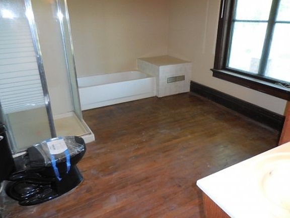 5th image of 3002 Brook Park Dr