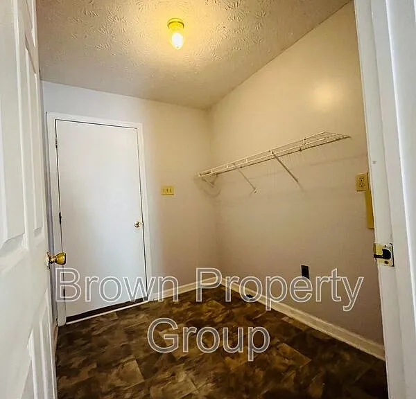 121 Sprucepine Dr — Photo 9