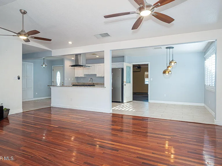 10805 Hitchcock Ave — Photo 7