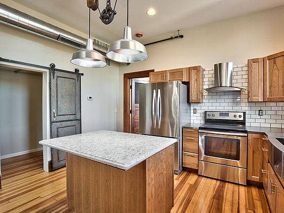 Chef's Kitchen quartz and stainless countertops with farmsty