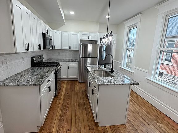 4th image of 415 Hanford St