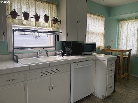 4th image of 2813 SW Ladow Ave