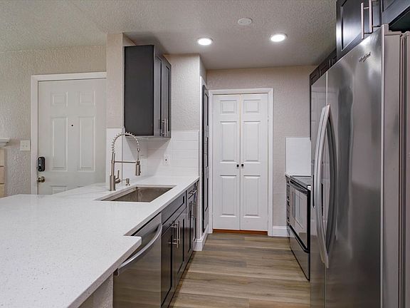5th image of 4400 Thornbriar Ln APT A101