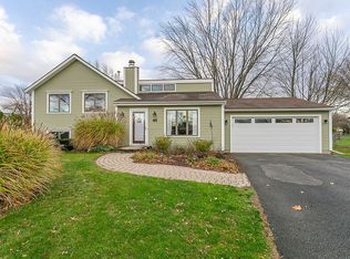 46 Weather Wood Ln, Rochester, NY 14612