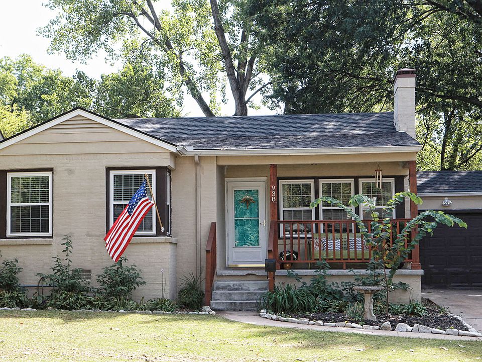 This inviting Brookside bungalow is situated between Peoria and Riverside Drive. Restaurants, shops & entertainment are all right at your fingertips!