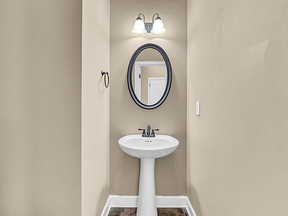 5th image of 563 Falkland Cir