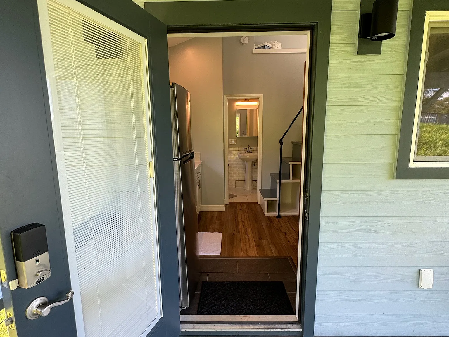 Studio, 1.5 bath, 200 sqft, $1,600 — Photo 3