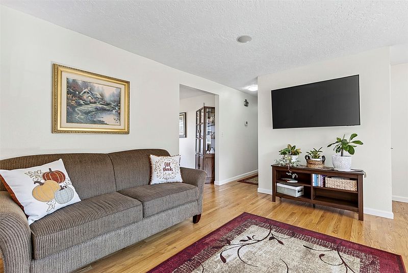 5th image of 110 Holly Park Street