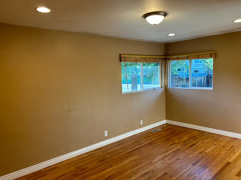 952 Pioneer Ave — Photo 9